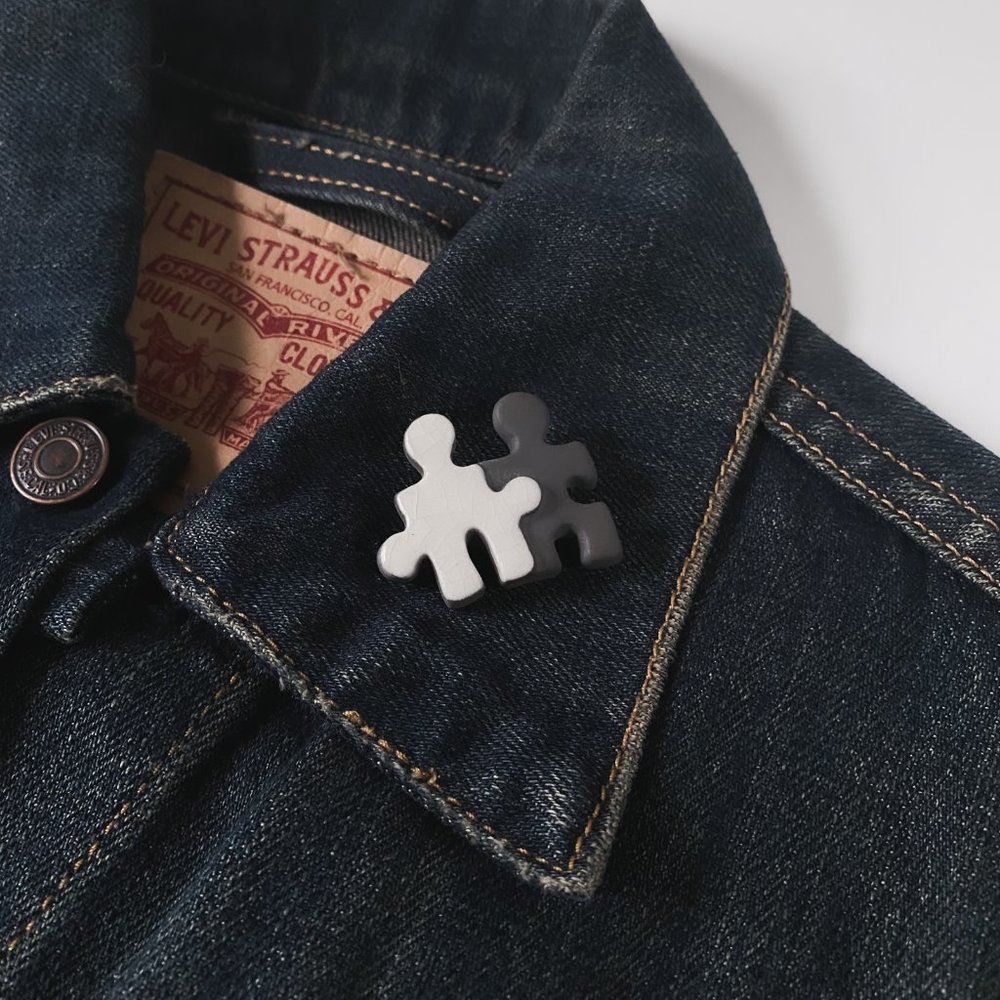 Vintage 1993 Ceramic White and Grey Enamel Interlocking Puzzle Piece Brooch - Picture 6 of 7